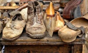 In molti Paesi esistono organizzazioni che raccolgono scarpe usate e le trasformano in materiale riciclabile per la creazione di nuovi prodotti